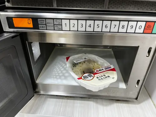▲7-11「維力炸醬巧克力拌麵」吃起來有點偏甜鹹、微辣口味，且甜味稍重，但不會壓過維力炸醬的氣味。（圖／記者張勵德攝）