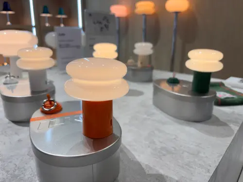 ▲瑪黑獨家代理韓國燈飾品牌 ILKW.，造型俐落且光源柔和，門市現場提供多款實體燈飾試亮體驗。（圖／記者徐銘穗攝）