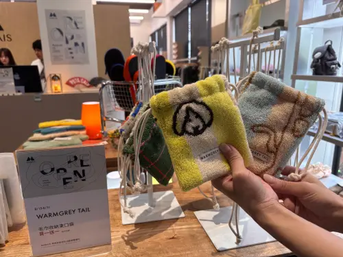 ▲韓國 WARMGREY TAIL 毛巾收納束口袋推出門市限定「買一送一」優惠，手感柔軟且動物刺繡圖案相當療癒。（圖／記者徐銘穗攝）