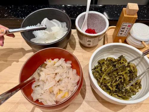 ▲多款漬物、日本梅醬等醬料無限供應。（圖／記者蕭涵云攝）