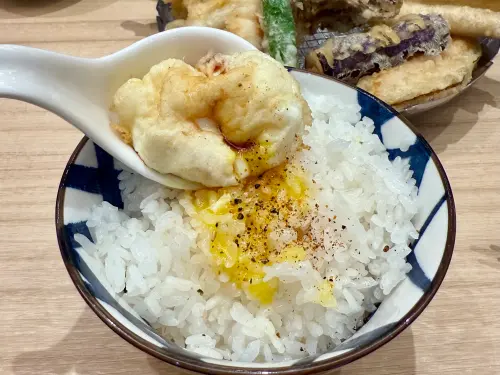 ▲半熟玉子蛋液淋入白飯搭配七味粉、醬汁。（圖／記者蕭涵云攝）