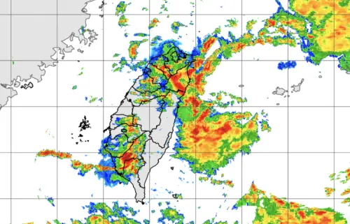 ▲午後對流發展旺盛，不斷有降雨回波掃進台灣，中央氣象署發布「大雷雨即時訊息」。（圖／中央氣象署cwa.gov.tw）