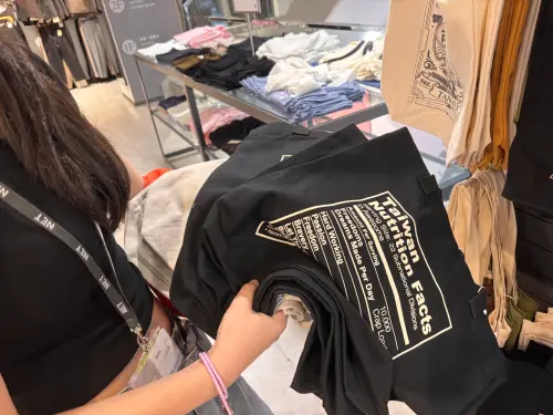 ▲記者現場直擊店員正抱著大疊熱門「台灣價值包」準備上架補貨，店員透露想買到得憑運氣。（圖／記者徐銘穗攝）
