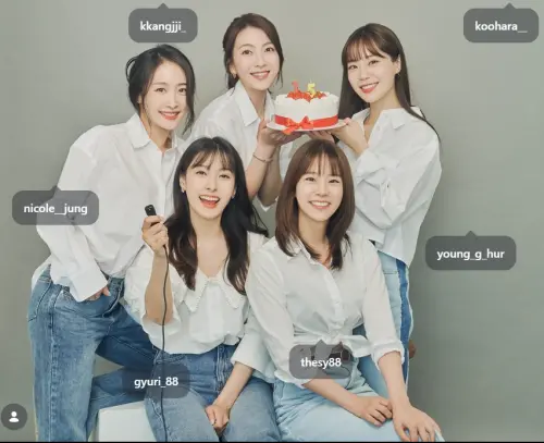 ▲KARA團體合照的右上角，被奎利默默標記了荷拉的IG帳號。（圖／奎利IG@gyuri_88）