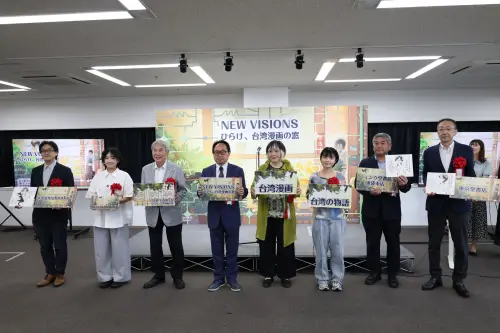 ▲臺灣文化中心主任曾鈐龍（左4）、臺灣漫畫家高妍（右3）、南南日（左2）、日本漫畫家協會理事長里中滿智子（右4）、手塚製作公司代表取締役社長松谷孝征（左3）於開幕式合影（圖／臺灣文化中心提供）