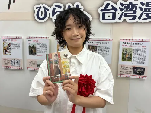 ▲臺灣漫畫家南南日手持親自設計的書衣（圖／臺灣文化中心提供）