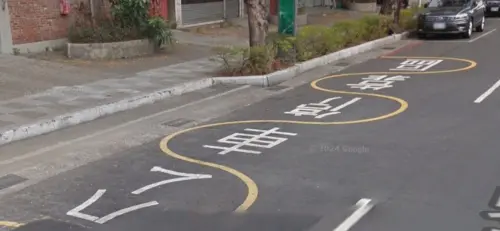 ▲高雄苓雅區五福路上的公車停靠區，被民眾發現地板上多了黃色S型標線，但其實已試辦多年。（圖／翻攝Google地圖）