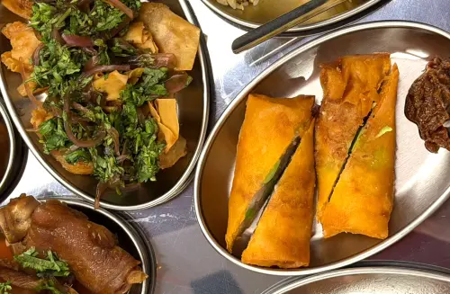 ▲國秀小吃店吃得到許多炸物、熱菜，包含圖右的炸臭豆腐春捲。（圖／記者葉盛耀攝）