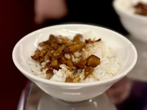 ▲國秀小吃專門店主打一碗肉燥飯或炒飯，再搭配多樣化小菜。（圖／記者葉盛耀攝）