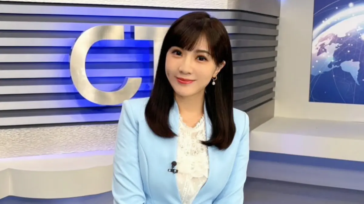 ▲華視主播虞承璇（如圖）播報10個月大女嬰遭虐猝死案件時，一度哽咽並放慢語速，酸民酸他「哭到趴在桌上」、「預算砍光剛好」，對此她公開播報影片澄清並無此事。（圖／翻攝自虞承IG）