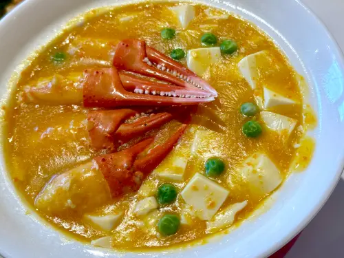 ▲「樂天皇朝Signature」新增海鮮菜色，圖為「松葉蟹皇白玉」。（圖／記者蕭涵云攝）
