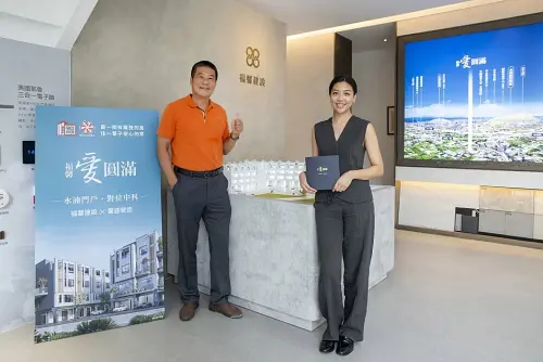 ▲福馨建設董事長潘奇秀（左） 與業務經理潘泳諭觀察到超高齡社會下的住宅革命。（圖／福馨提供）