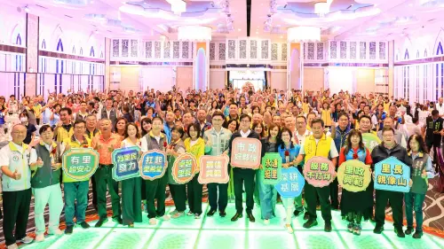 高雄市表揚210位特優及資深里長　陳其邁致敬基層安定力量