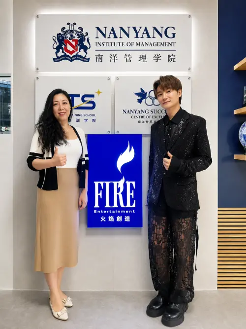 ▲阿沁（右）創辦的「FIRE CREATE 火焰創造」攜手NIM 新加坡南洋管理學院舉辦「FIRE GLOBAL 國際音樂研學營」，集結星、馬、港、台等地的創作者與產業夥伴。（圖／阿沁提供）
