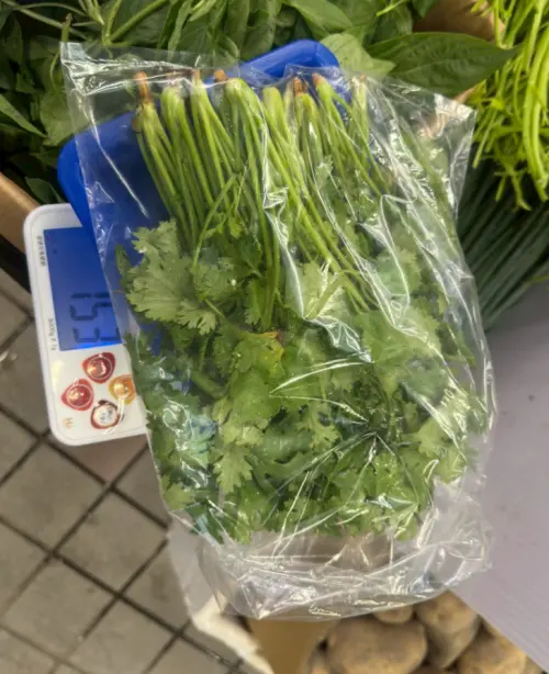 ▲有來自雲林縣的香菜（芫荽）不僅有 3 種農藥殘留超標，其中 2 款更分別達到標準的 17 倍甚至高達 51 倍。（圖／台北市衛生局）