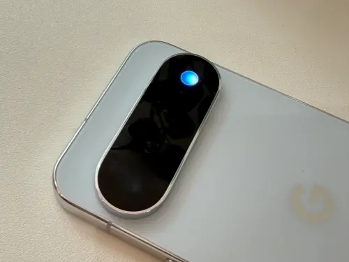 ▲Pixel 11 Pro新增HiLight燈效，相機模組旁的LED可顯示不同顏色，圖為實際亮起藍色燈光的效果。（圖／記者周淑萍攝）