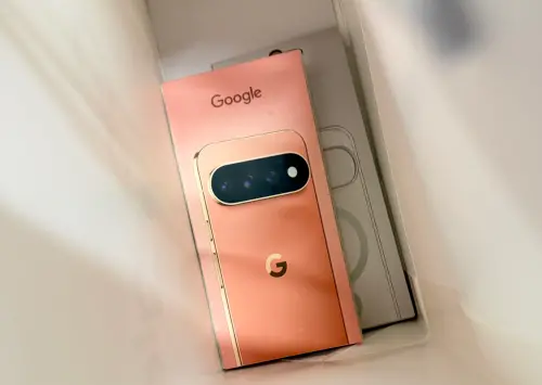 ▲Google Pixel 11 Pro實機開箱，今年台灣提供多種容量與配色選擇，256GB版本售價36990元。（圖／記者周淑萍攝）