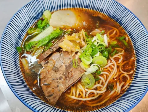 「玖麵牛肉麵」暴紅引人潮！老闆煮到手抽筋　臨時決定公休2天