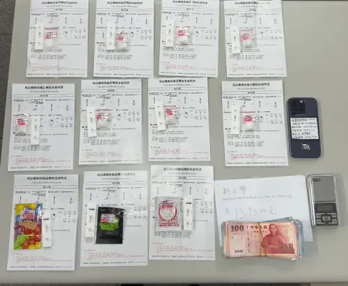 ▲警方於郭男車內起獲大量毒品及逾13萬現金。(圖／記者郭凱杰翻攝)