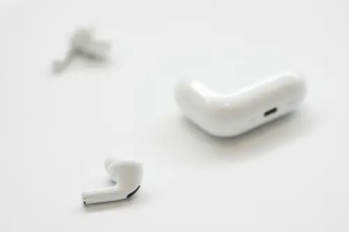 蘋果AirPods大改版？結合AI視覺加裝鏡頭　彭博：最快明年問世