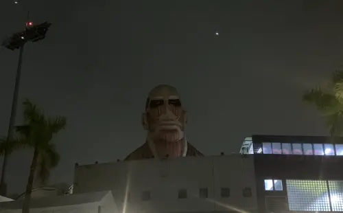 ▲入夜後的超大型巨人更顯陰森壓迫。（圖／記者陳柏翰攝）