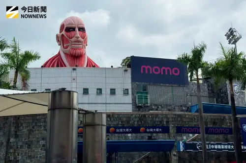 ▲超大型巨人現身新莊棒球場周邊，巨大頭部高過建築物，從不同角度都相當有壓迫感。（圖／NOWNEWS社群中心攝）