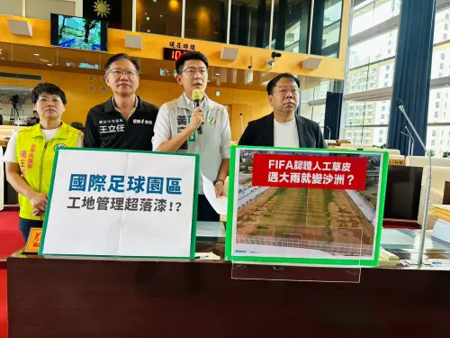 ▲台中國際足足球園區雨後變沙洲，議員質疑盧市府施工品質(圖／柳榮俊攝2026.8.20)
