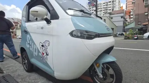 ▲「老頭樂」並未通過台灣車輛安全審驗，依法不得行駛一般道路，車尾號牌也不是監理機關核發的正式牌照，若違規上路，最高可處3萬6000元罰鍰並沒入車輛，另可能涉及刑事責任。（圖／翻攝畫面）