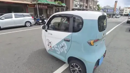 ▲嘉義市吳鳳南路近日出現一輛外型特殊的中國製封閉式電動三輪車，俗稱「老頭樂」，圓潤小巧的車身加上封閉式座艙，在道路上格外醒目。（圖／翻攝畫面）