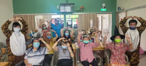 ▲平均逾80歲的「忘年劇團」，把健康課搬上舞台，跨場域演出山中傳奇，與日照中心長輩沉浸式交流同樂。（圖／基金會提供）