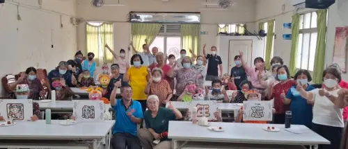 ▲全成基金會推動的「戲劇治療五階段整合模型」課程，長輩不僅是跟隨動作的學習者，更成為了舞台上的創作者與說故事的人。（圖／基金會提供）