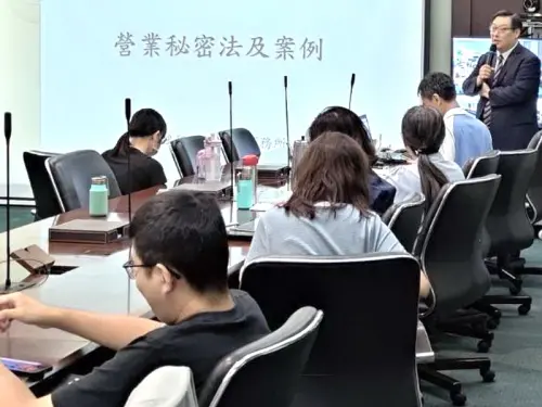 ▲台灣港務公司高雄港務分公司舉辦個資法專題講座活動，邀請鵬程國際法律事務所主持律師姜照斌(站立者)作專題演講。(圖／高雄港務分公司提供)