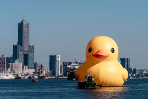 The Rubber Duck poses with Kaohsiung's iconic 85 Sky Tower in the background. (Kaohsiung Travel Website)