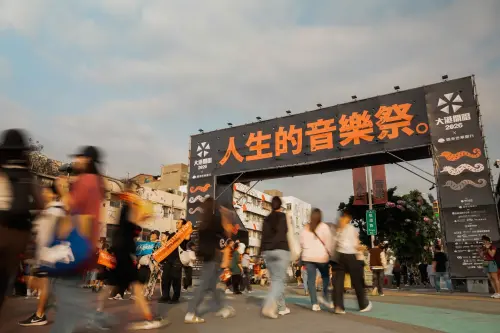 Festivalgoers head toward the Megaport Festival venue in Kaohsiung. (Megaport Facebook)
