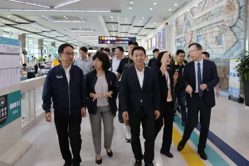 ▲立法委員賴瑞隆與許智傑、李昆澤考察高雄國際機場，視察通關作業、預約計程車試辦及東側立體停車場工程。（圖／翻攝畫面）