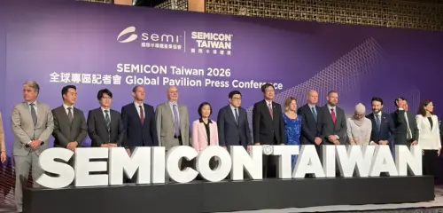 Officials and experts pose for a photo at the SEMICON Taiwan press conference. (TCN)