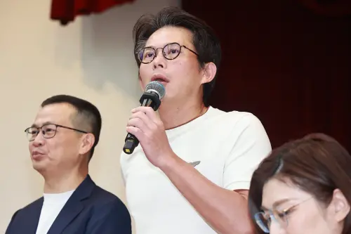 小草喊棄鍾小平改投吳怡萱　黃國昌：民眾黨6席要「全壘打」