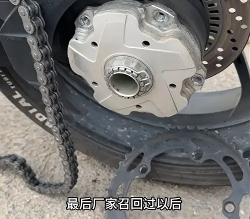 ▲中國車友拍攝影片，直指張雪機車品質不佳，包括發生油門一觸碰就會拉升轉速、鏈條斷裂，高速公路熄火等問題。（圖／截至網路）