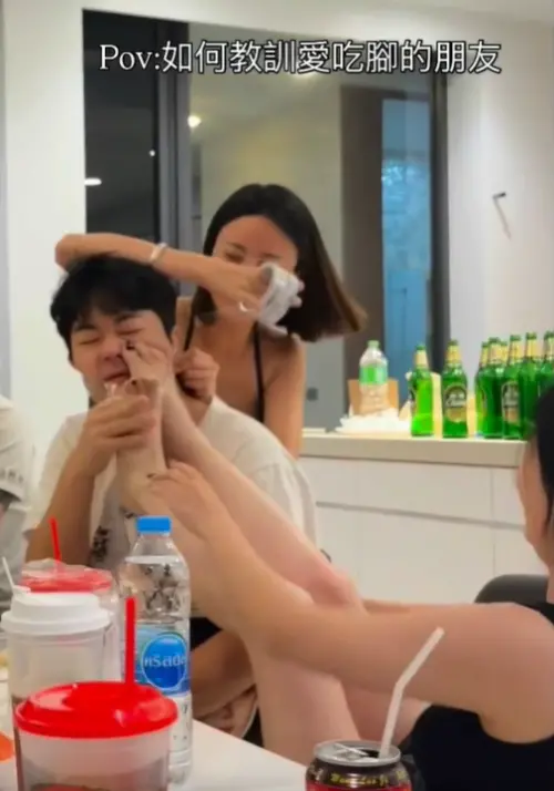 ▲許濱樺旅行時想咬另一個女生的腳，被好友用膠帶捆起來，最後還是老婆欣欣來解救他的。（圖／翻攝自IG__chiennnn）