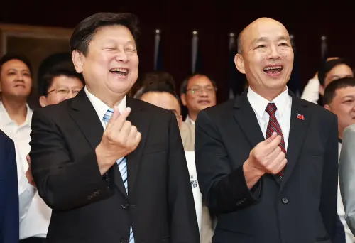 飆罵傅崐萁後首合體！韓國瑜被拱比愛心：在傅旁會不會太煽情？
