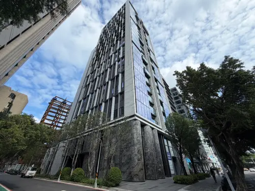 ▲位於台北市敦化北路的樹海豪宅「璞永敦仰」外觀。周杰倫購入該建案 4 樓共 2 戶，合計約 298.7 坪。（圖／住商機構提供）