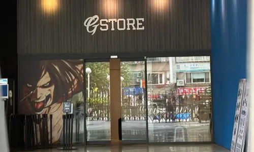 ▲新莊棒球場G-STORE換上《進擊的巨人》主題布置，店門旁可見巨人視覺，聯名商品於今日開賣。（圖／記者林若瑋攝）