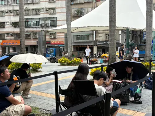 ▲大批粉絲提早到新莊棒球場等待聯名商品開賣，不少人自備椅子、陽傘及飲水，準備長時間排隊。（圖／記者林若瑋攝）