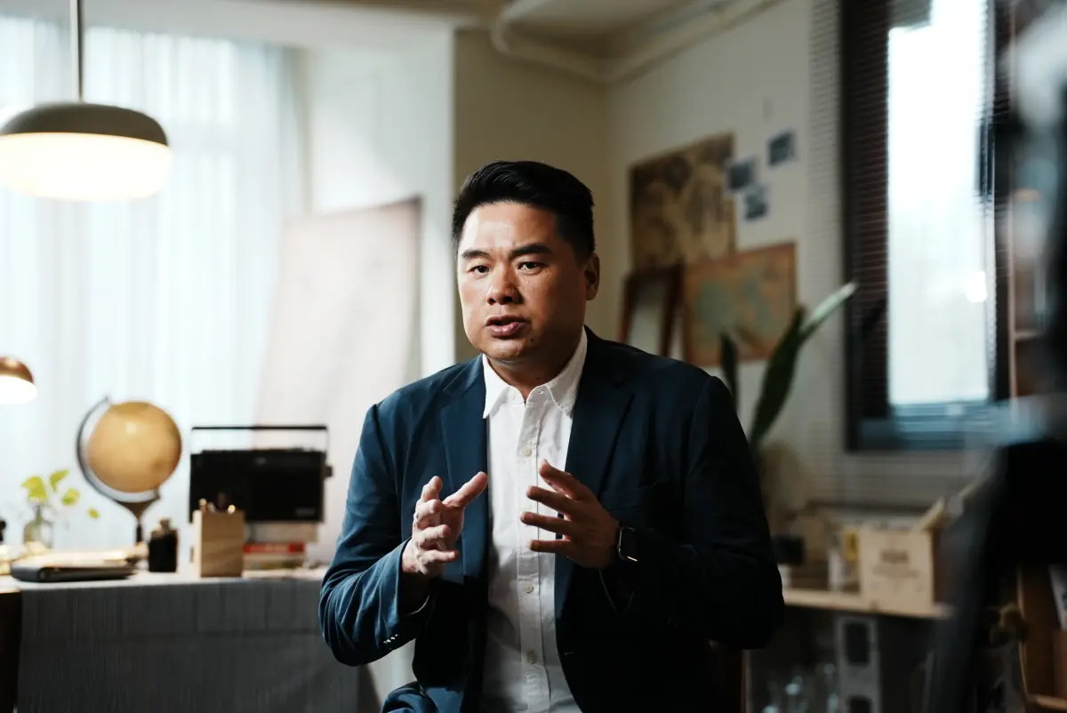 ▲呂捷透過台灣地標模型與歷史現場擺設，以沉浸式的現場感重現 400 年臺灣歷史。（知識衛星提供）