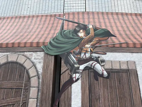 ▲「人類最強士兵」里維兵長持雙刀現身，立體人物搭配城鎮造景，讓粉絲彷彿走進《進擊的巨人》世界。（圖／記者林若瑋攝）