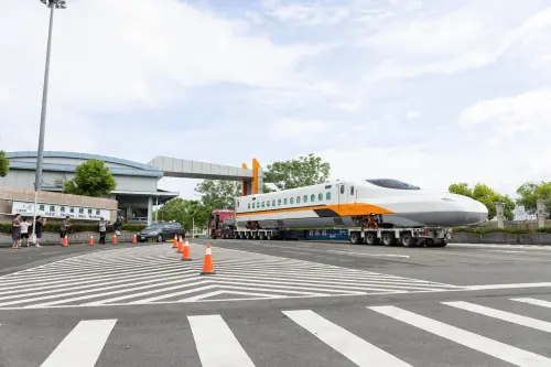 ▲N700ST透過陸運進入燕巢總機廠。（圖／台灣高鐵提供）