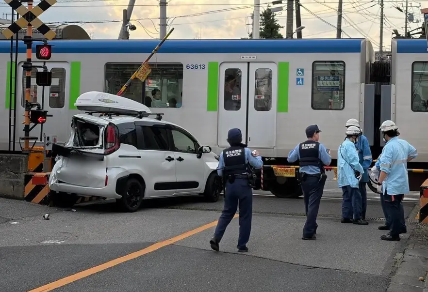 ▲日本一位男駕駛因不滿後車對其「逼車」跟太近，竟在通過平交道後故意停車，將後方車輛硬生生困在鐵軌上，導致該車遭通過列車撞擊。（圖／翻攝自集英社）