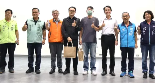 ▲高雄市政府勞工局訓練就業中心舉辦115年度第2梯次職業訓練班開訓儀式，由勞工局副局長皮忠謀(右3)與訓練就業中心主任宋世宏(左3)共同主持。(圖／高雄市政府勞工局提供)