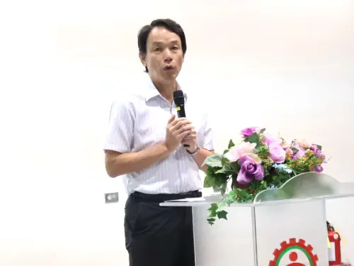 ▲高雄市政府勞工局副局長皮忠謀致詞。(圖／高雄市政府勞工局提供)