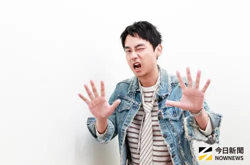 ▲大鶴在《整個世界，只有你連上了我》中飾演科技宅江超男，角色設定自小在宮廟長大，但其實戲外的他超怕鬼，也不敢一個人睡覺。（圖／記者葉政勳攝影）